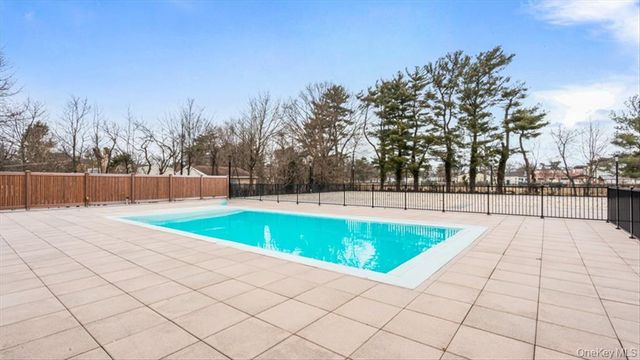 175 Maple Avenue 4I, Westbury, NY 11590