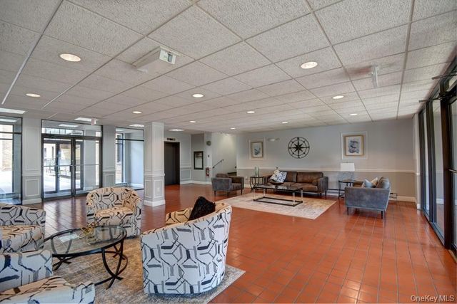 175 Maple Avenue 4I, Westbury, NY 11590
