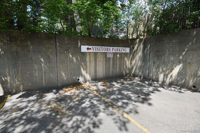 175 Maple Avenue 4I, Westbury, NY 11590