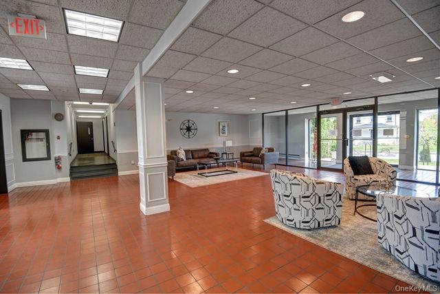 175 Maple Avenue 4I, Westbury, NY 11590