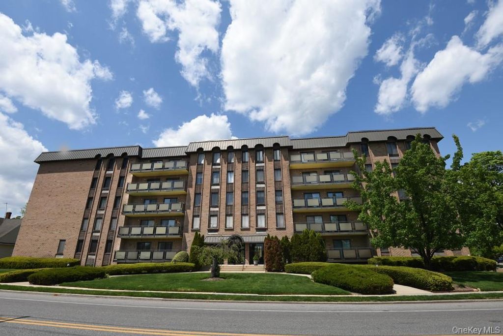 175 Maple Avenue 4I, Westbury, NY 11590