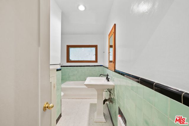 2569 Patricia Avenue, Los Angeles, CA 90064