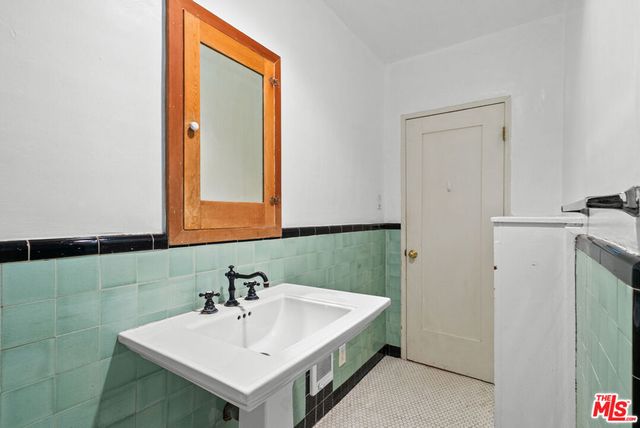 2569 Patricia Avenue, Los Angeles, CA 90064
