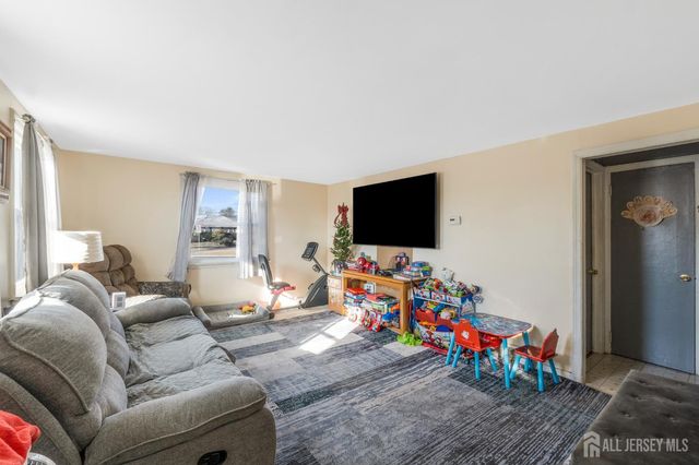 101 Lorraine Avenue, Middlesex, NJ 08846