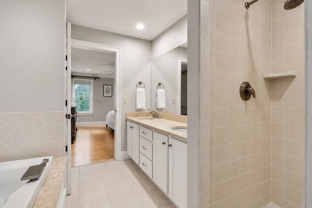 36 Journeys End Ln 13, Lexington, MA 02421