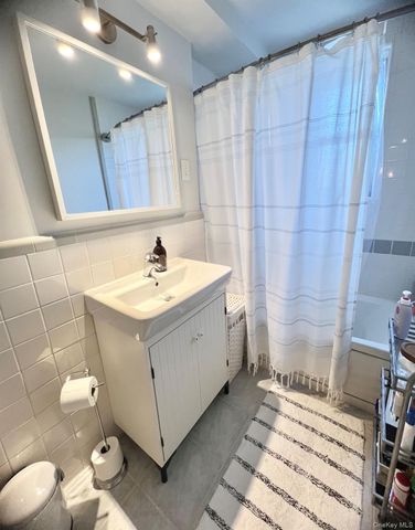104 S Village Avenue 1H, Rockville Centre, NY 11570