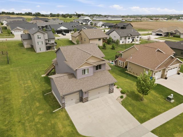 1418 Cardinal Drive, Fairfax, IA 52228