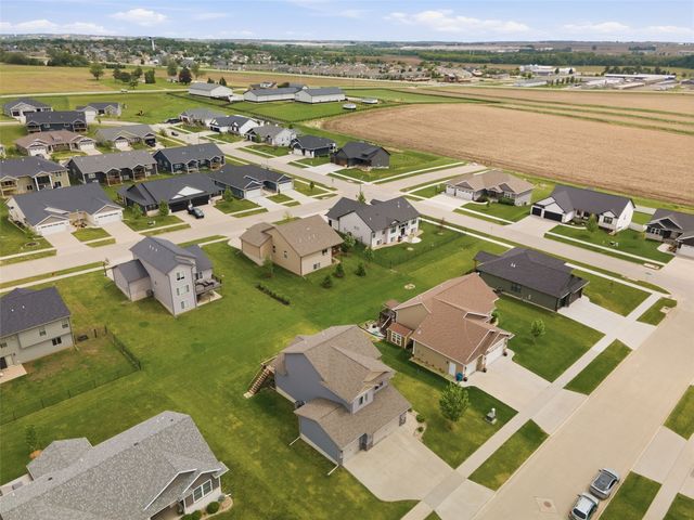 1418 Cardinal Drive, Fairfax, IA 52228