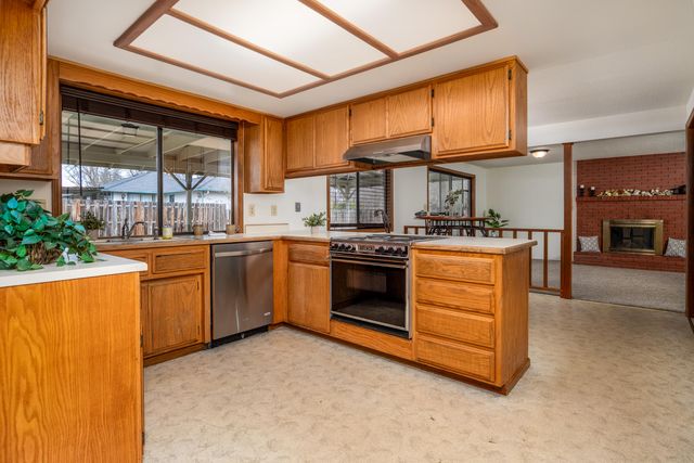 540 Golf View Drive, Medford, OR 97504