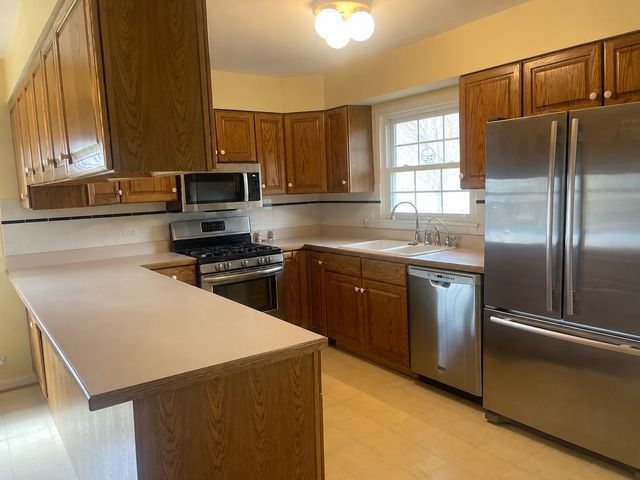 660 Versailles Circle F, Elk Grove Village, IL 60007