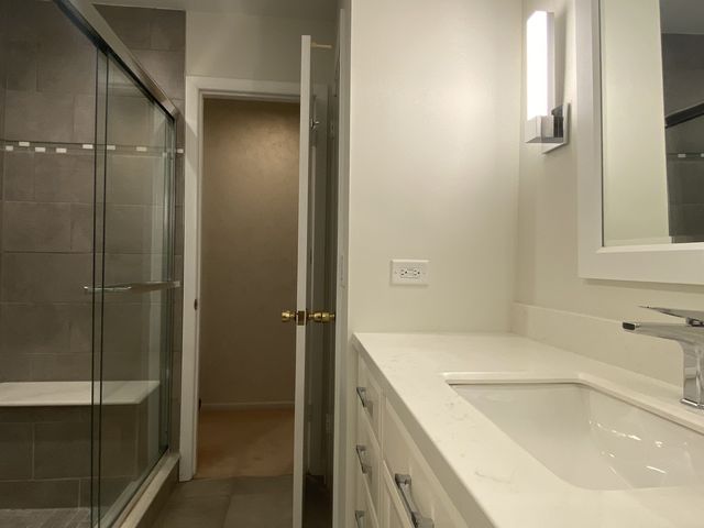 660 Versailles Circle F, Elk Grove Village, IL 60007