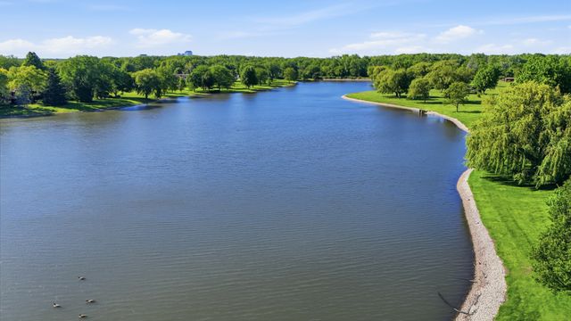 660 Versailles Circle F, Elk Grove Village, IL 60007