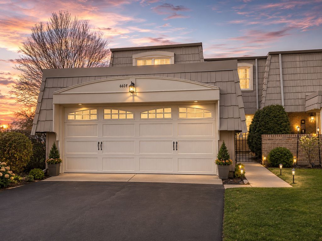 660 Versailles Circle F, Elk Grove Village, IL 60007