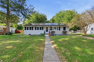 10 Kingwood DR, Newport News, VA 23601