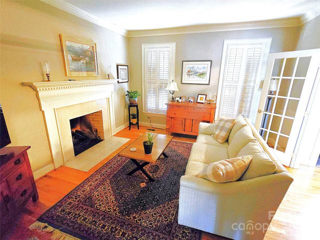 720 9th Avenue NW, Hickory, NC 28601