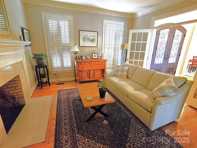 720 9th Avenue NW, Hickory, NC 28601