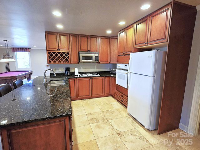 720 9th Avenue NW, Hickory, NC 28601