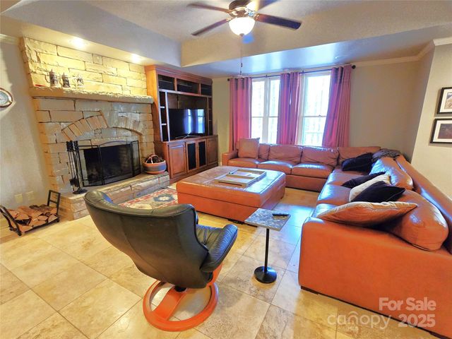 720 9th Avenue NW, Hickory, NC 28601