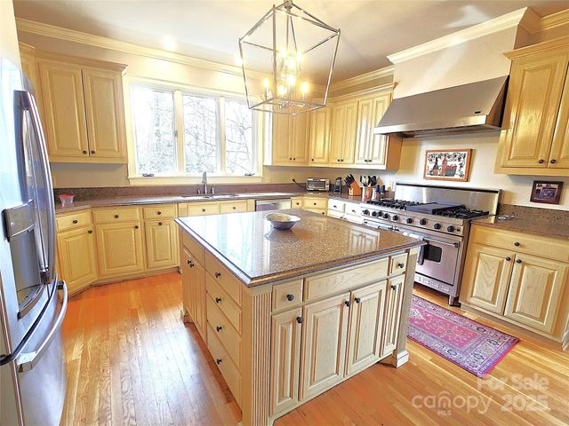 720 9th Avenue NW, Hickory, NC 28601