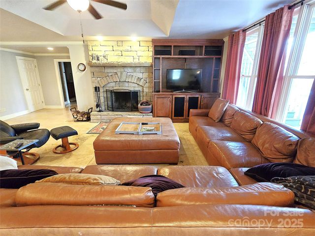 720 9th Avenue NW, Hickory, NC 28601