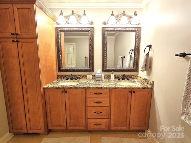 720 9th Avenue NW, Hickory, NC 28601