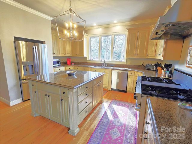 720 9th Avenue NW, Hickory, NC 28601