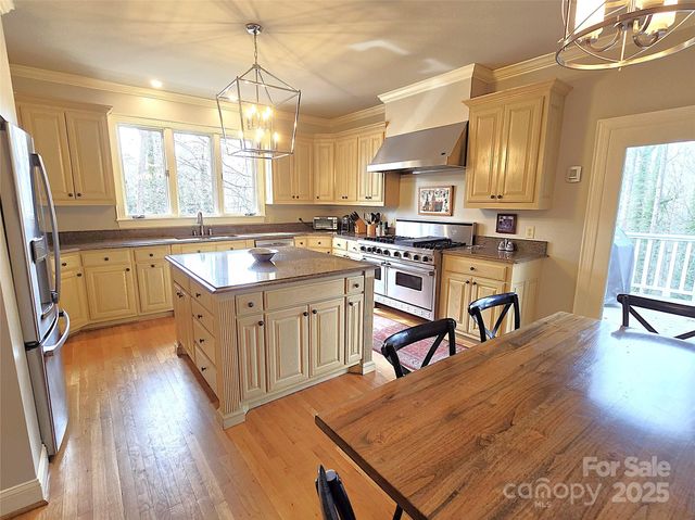720 9th Avenue NW, Hickory, NC 28601
