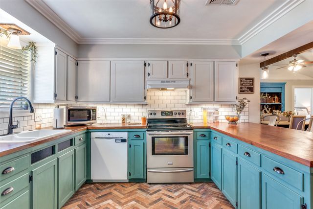 648 Oak Street, Burleson, TX 76028