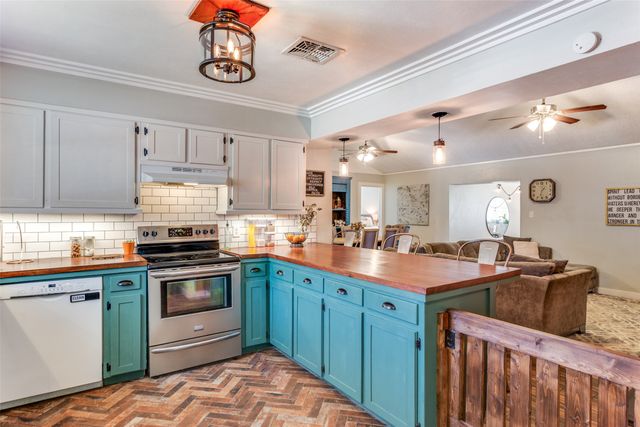 648 Oak Street, Burleson, TX 76028