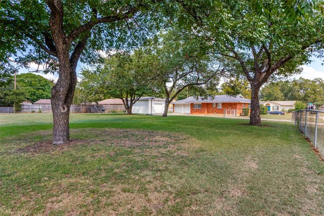 648 Oak Street, Burleson, TX 76028