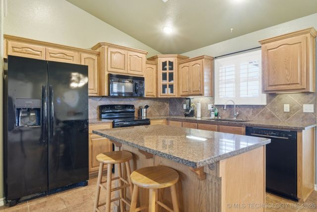 18777 S Birch Hollow Way, Claremore, OK 74017