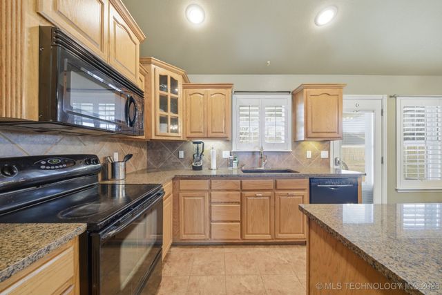 18777 S Birch Hollow Way, Claremore, OK 74017