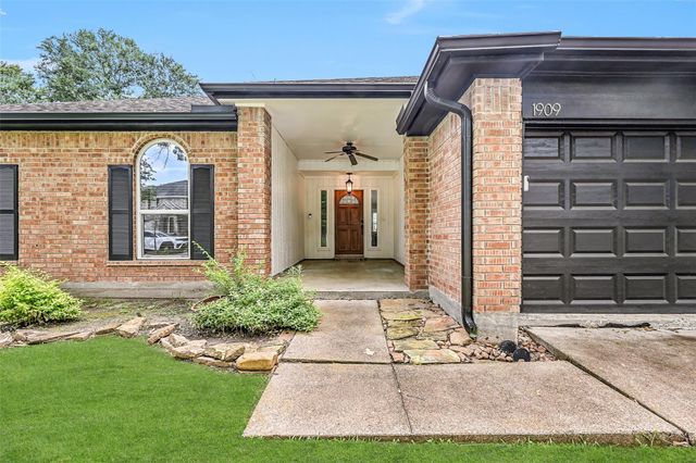 1909 Lavaca Street, Friendswood, TX 77546