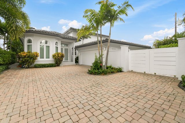 3 Lakeside Palms Court, Lake Worth Beach, FL 33460
