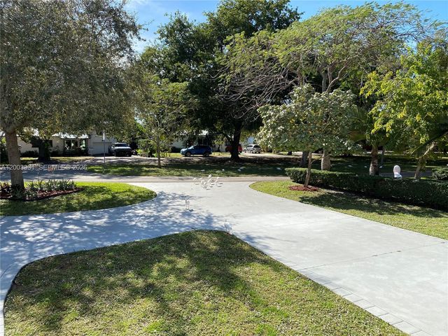 951 NE 116th St, Biscayne Park, FL 33161