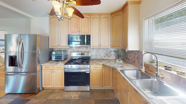 951 NE 116th St, Biscayne Park, FL 33161