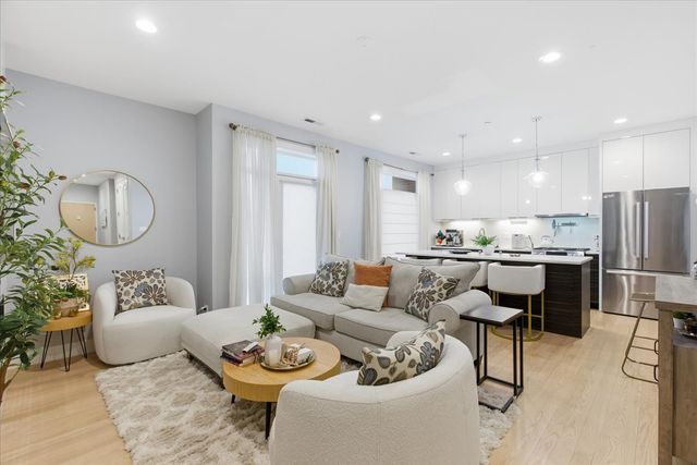 715 South Boulevard 301, Oak Park, IL 60302