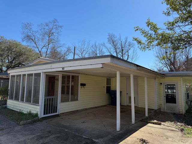 1301 Oak Dr, Leesville, LA 71446