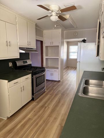 1301 Oak Dr, Leesville, LA 71446