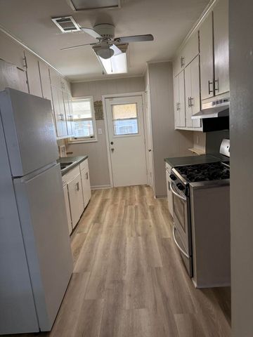 1301 Oak Dr, Leesville, LA 71446