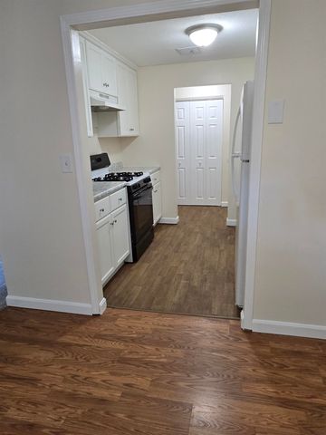 6 Louisburg Sq Apt 2, Nashua, NH 03060