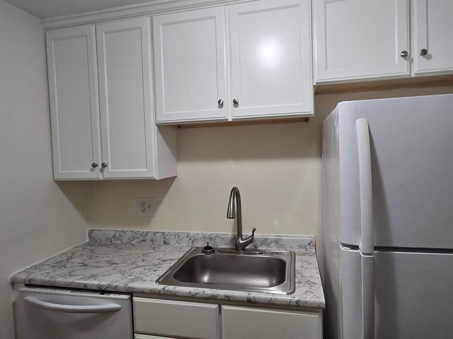 6 Louisburg Sq Apt 2, Nashua, NH 03060