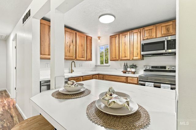 1919 S Penninger Dr, Boise, ID 83709