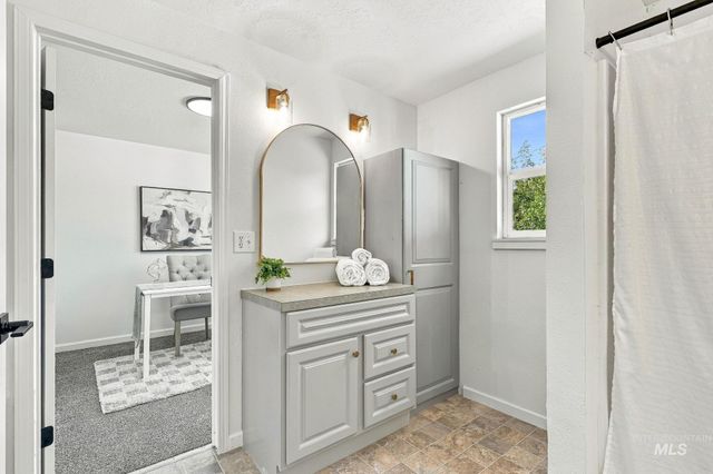 1919 S Penninger Dr, Boise, ID 83709
