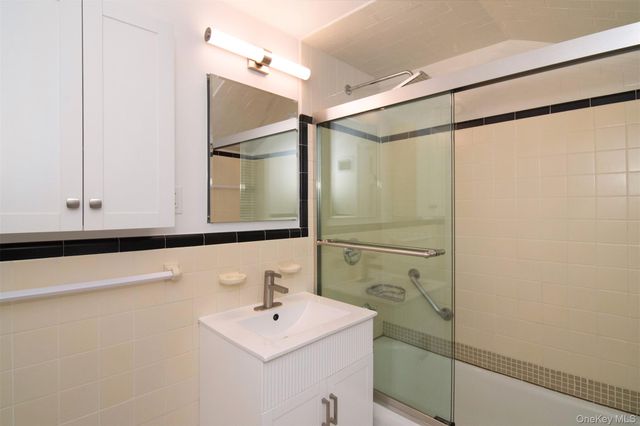 66 AKA 68 Wildway, Bronxville, NY 10708