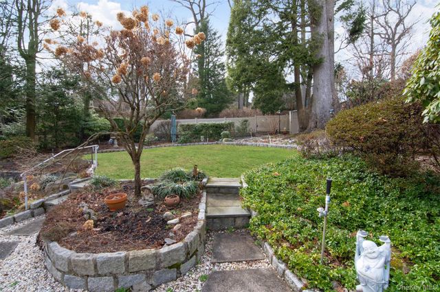 66 AKA 68 Wildway, Bronxville, NY 10708