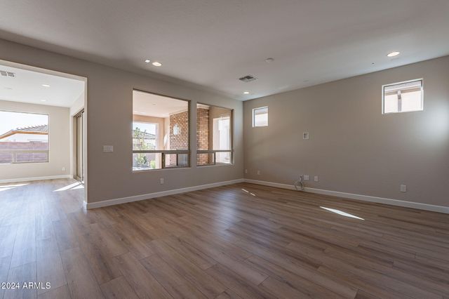 375 E BRACCIANO Avenue, San Tan Valley, AZ 85140