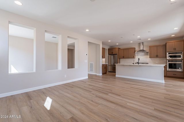 375 E BRACCIANO Avenue, San Tan Valley, AZ 85140