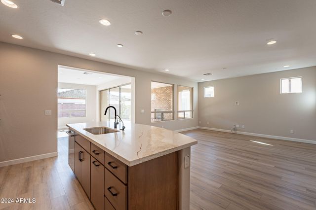 375 E BRACCIANO Avenue, San Tan Valley, AZ 85140