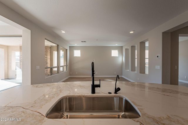 375 E BRACCIANO Avenue, San Tan Valley, AZ 85140